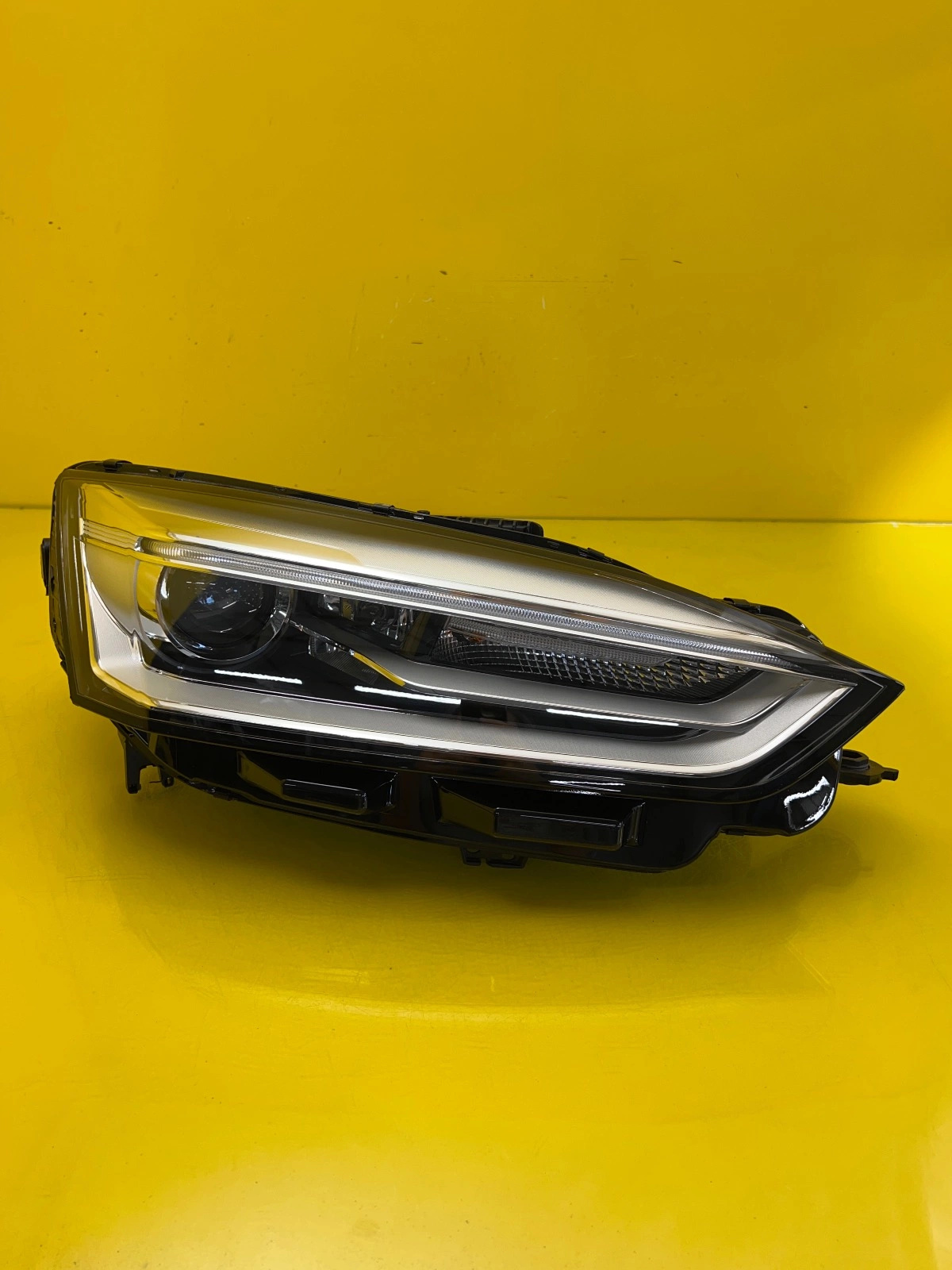 Reflektor Lampa Prawa Audi A5 8W6 Bi-Xenon 16-20 8W6941006C Autolamps Reflektor Lampa Prawa Audi A5 8W6 Bi-Xenon 16-20 8W6941006C