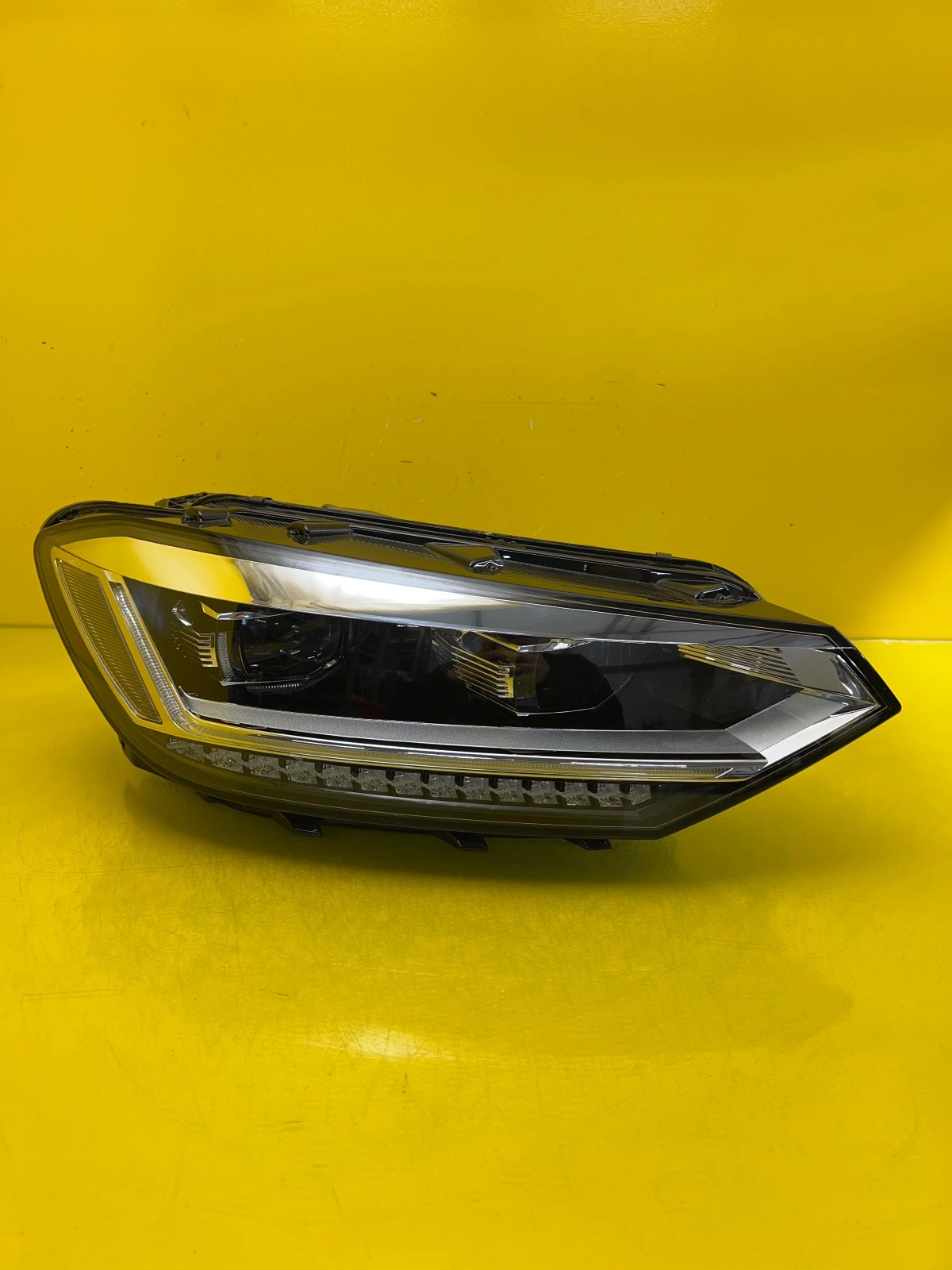 Reflektor Lampa Prawa Przednia VW Touran III Full Led 5TB941082D Autolamps Reflektor Lampa Prawa Przednia VW Touran III Full Led 5TB941082D