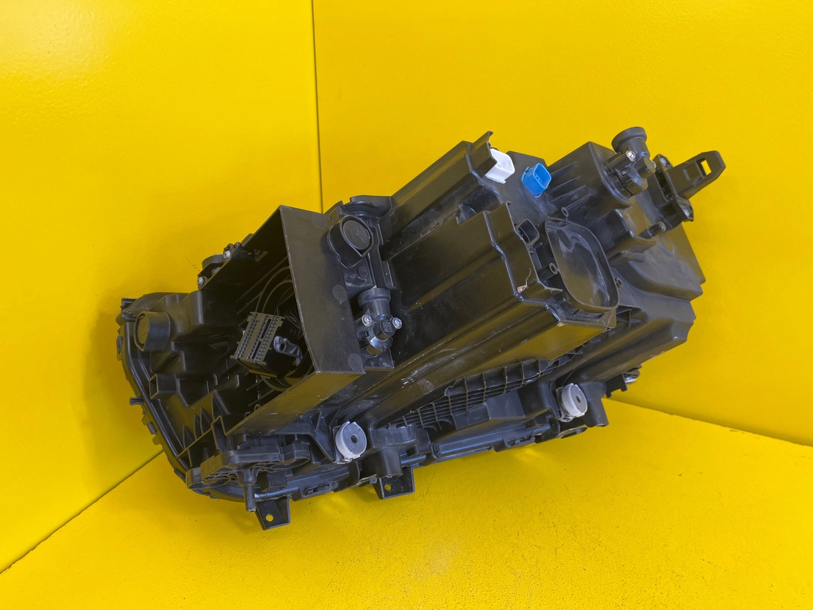 Reflektor LAMPA PRAWA BMW 7 G70 FULL LED Base 5A63718-02 2022- Autolamps 3 Reflektor LAMPA PRAWA BMW 7 G70 FULL LED Base 5A63718-02 2022-