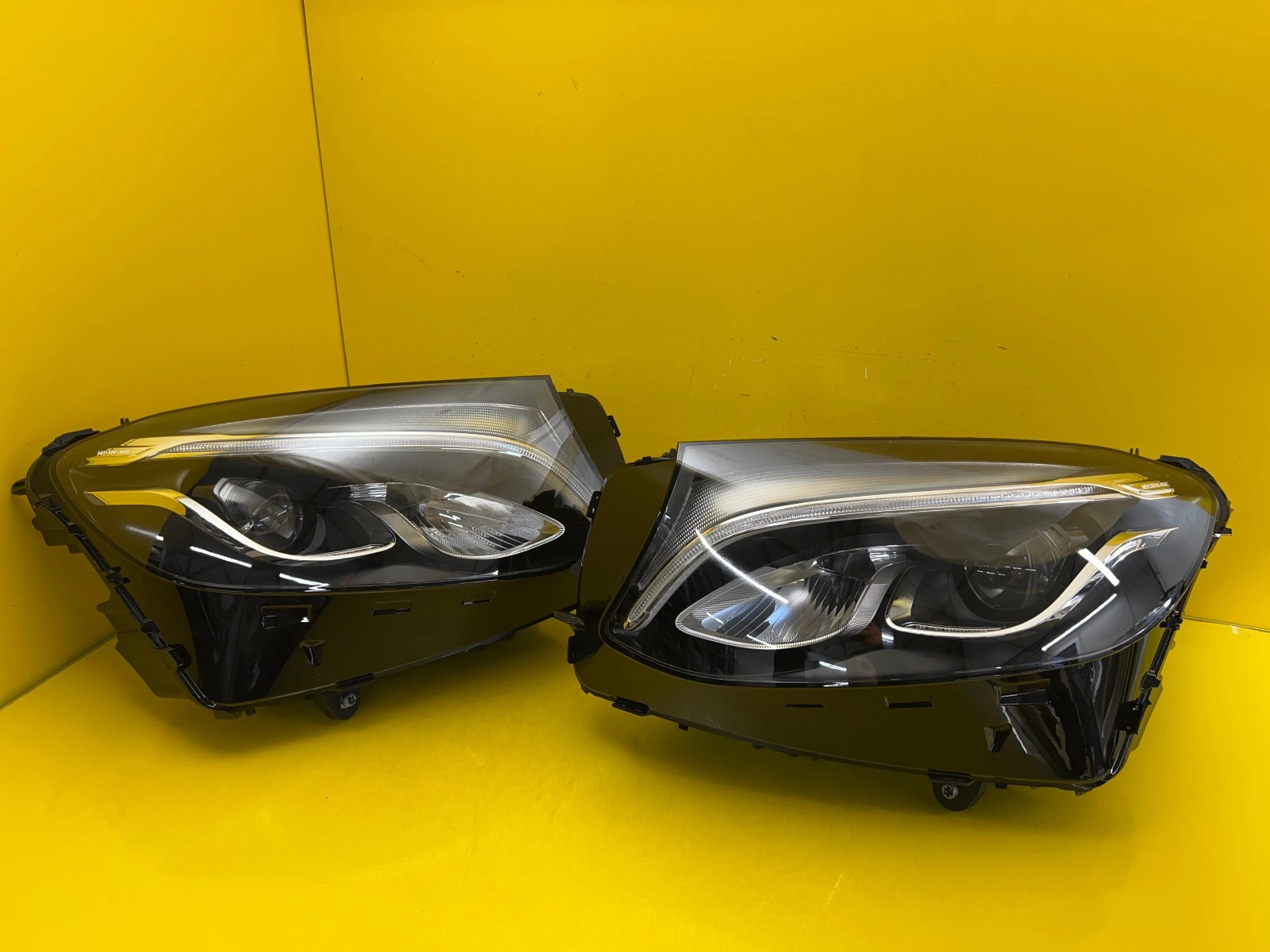 Reflektor Lampa Lewa Prawa Mercedes GLC W253 Full Led 16-20 A2539060901 A2539061001 Autolamps Reflektor Lampa Lewa Prawa Mercedes GLC W253 Full Led 16-20 A2539060901 A2539061001