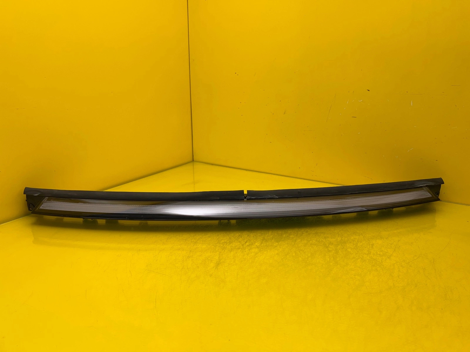 Reflektor Lampa Mercedes EQC W293 Led Środkowa Nad Grill A2939061301 Autolamps Reflektor Lampa Mercedes EQC W293 Led Środkowa Nad Grill A2939061301