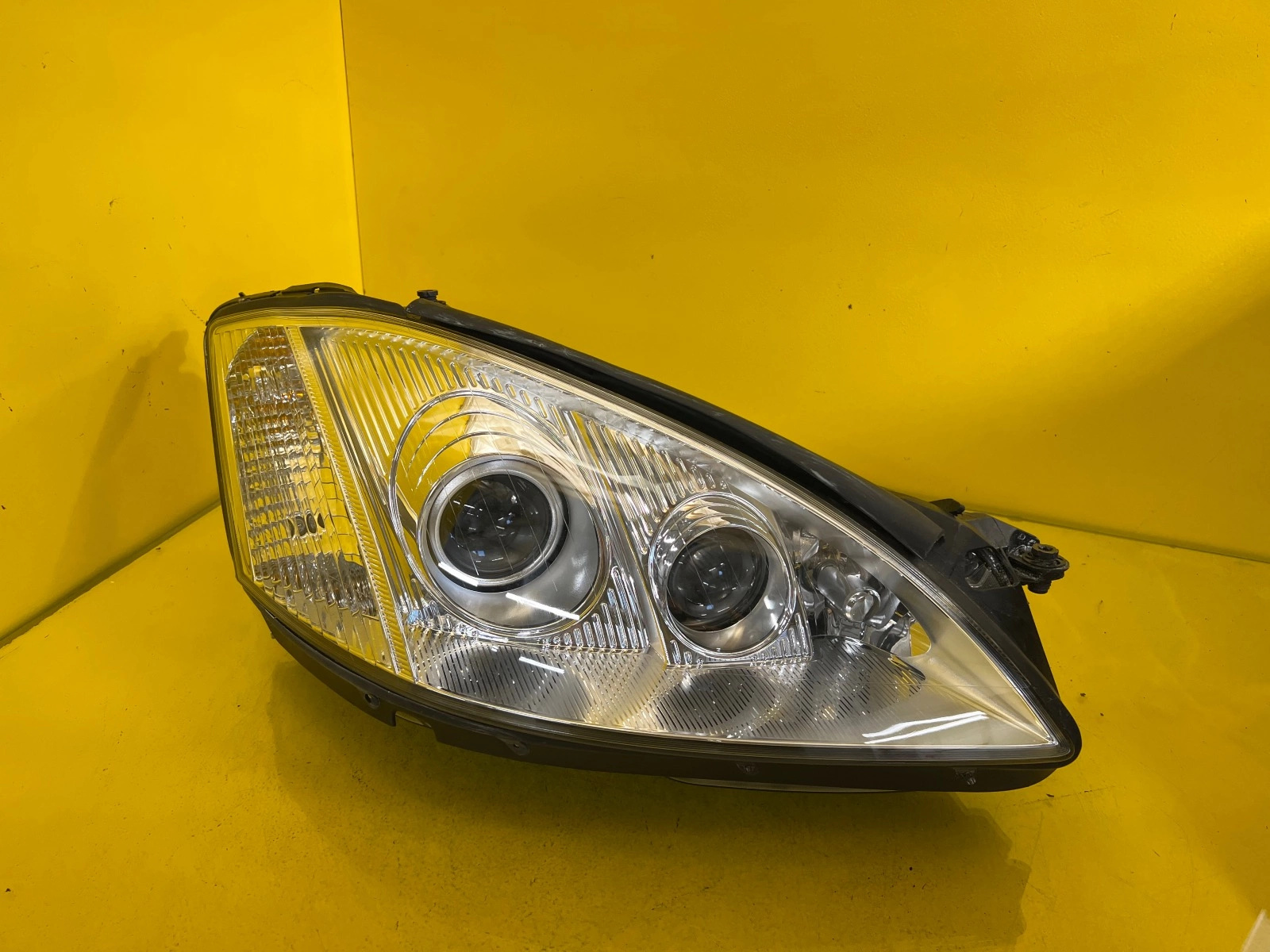 Reflektor Lampa Prawa MERCEDES-BENZ S W221 A2218204061 Autolamps Reflektor Lampa Prawa MERCEDES-BENZ S W221 A2218204061
