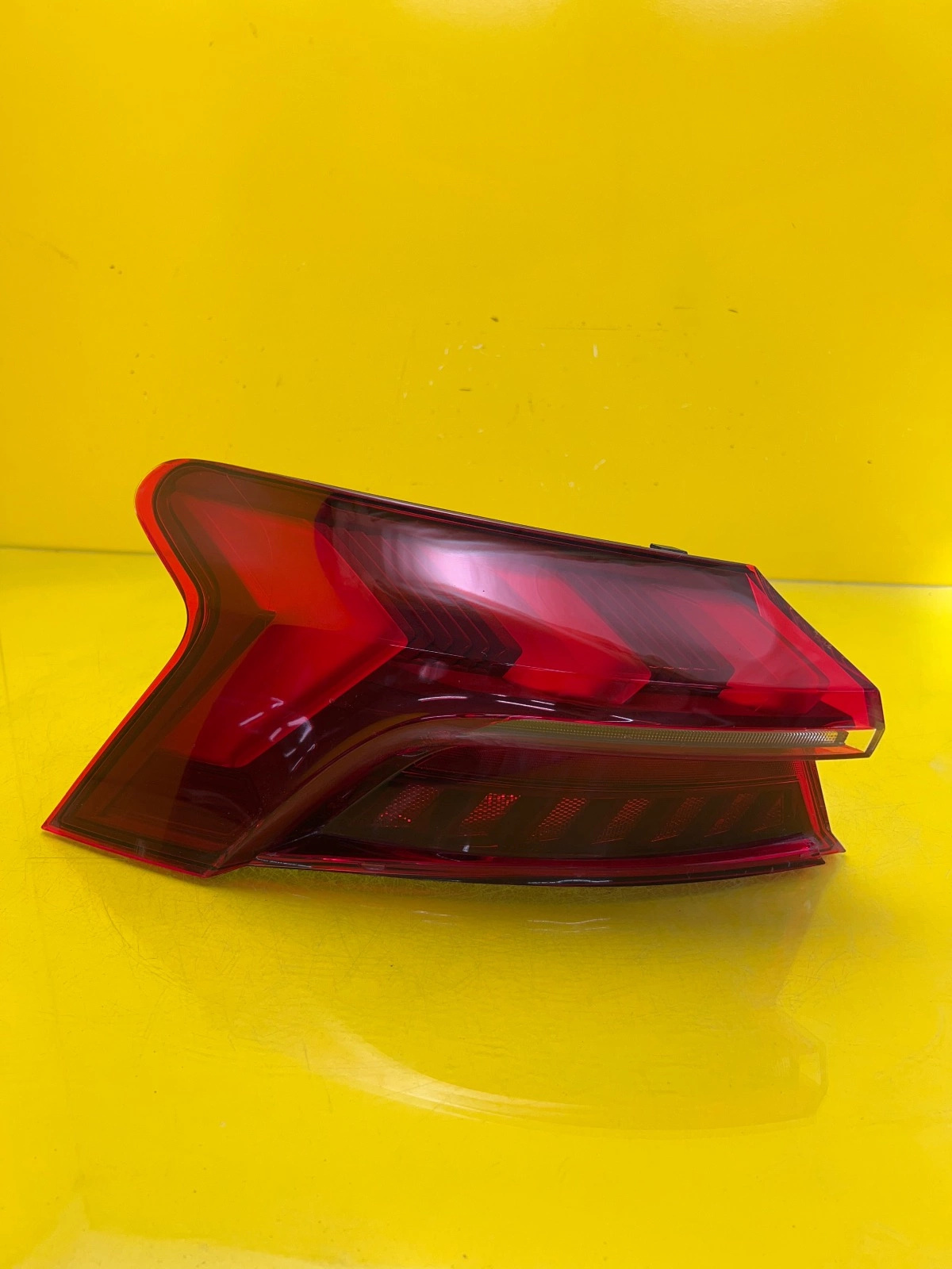 Audi E-tron GT Lampa Tył Lewa Led 4J3945091 Autolamps Audi E-tron GT Lampa Tył Lewa Led 4J3945091