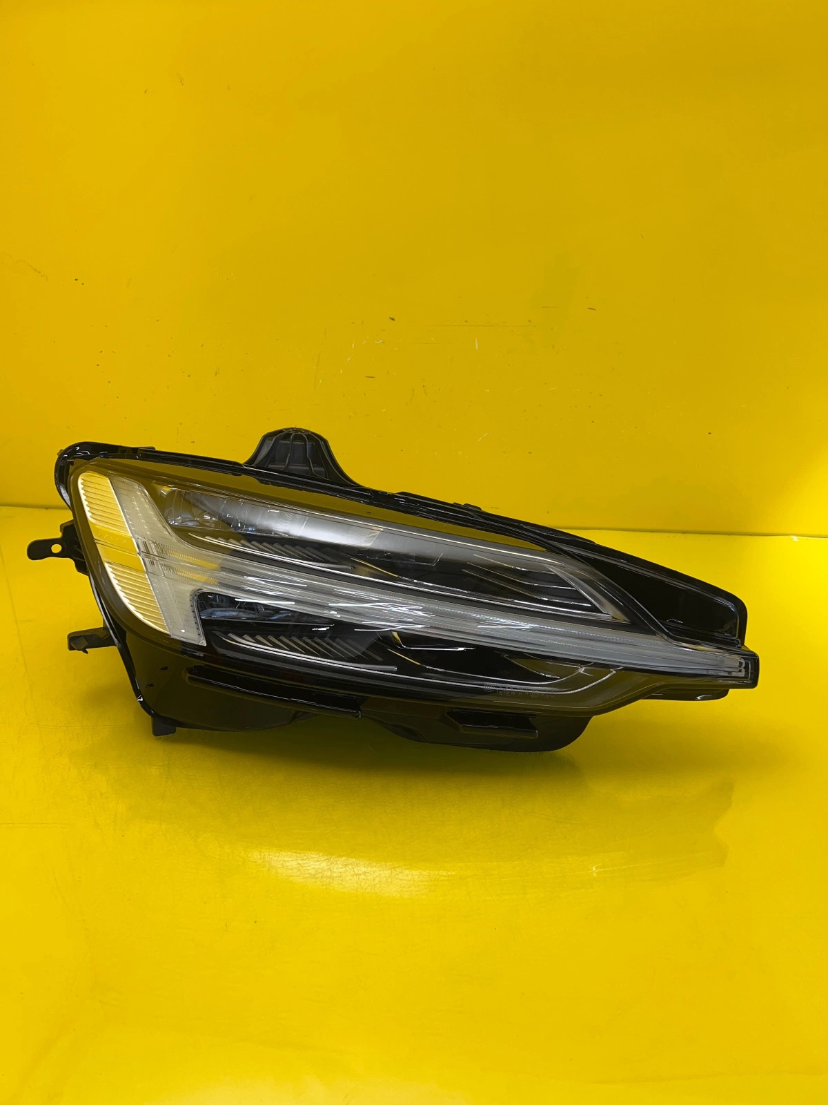 Reflektor Lampa Prawa Volvo S60 V60 MID LED 32404682 Autolamps Reflektor Lampa Prawa Volvo S60 V60 MID LED 32404682