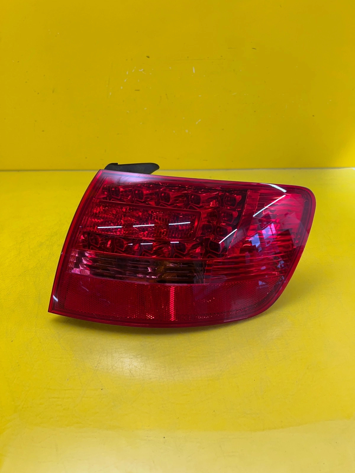 Lampa Tył Tylna Prawa Audi A6 C6 Kombi 2004- Autolamps Lampa Tył Tylna Prawa Audi A6 C6 Kombi 2004-