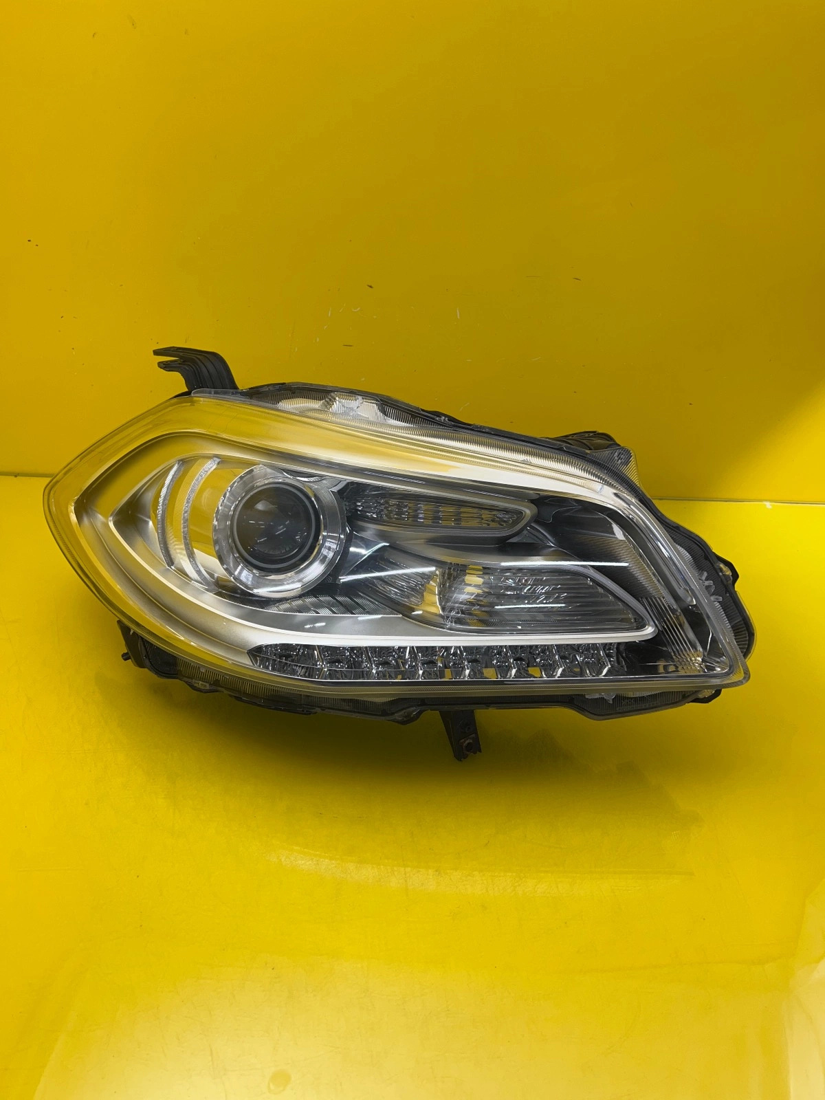Reflektor Lampa Prawa Przednia Suzuki SX4 S-Cross Xenon Led 100-17735 13-16 Autolamps Reflektor Lampa Prawa Przednia Suzuki SX4 S-Cross Xenon Led 100-17735 13-16