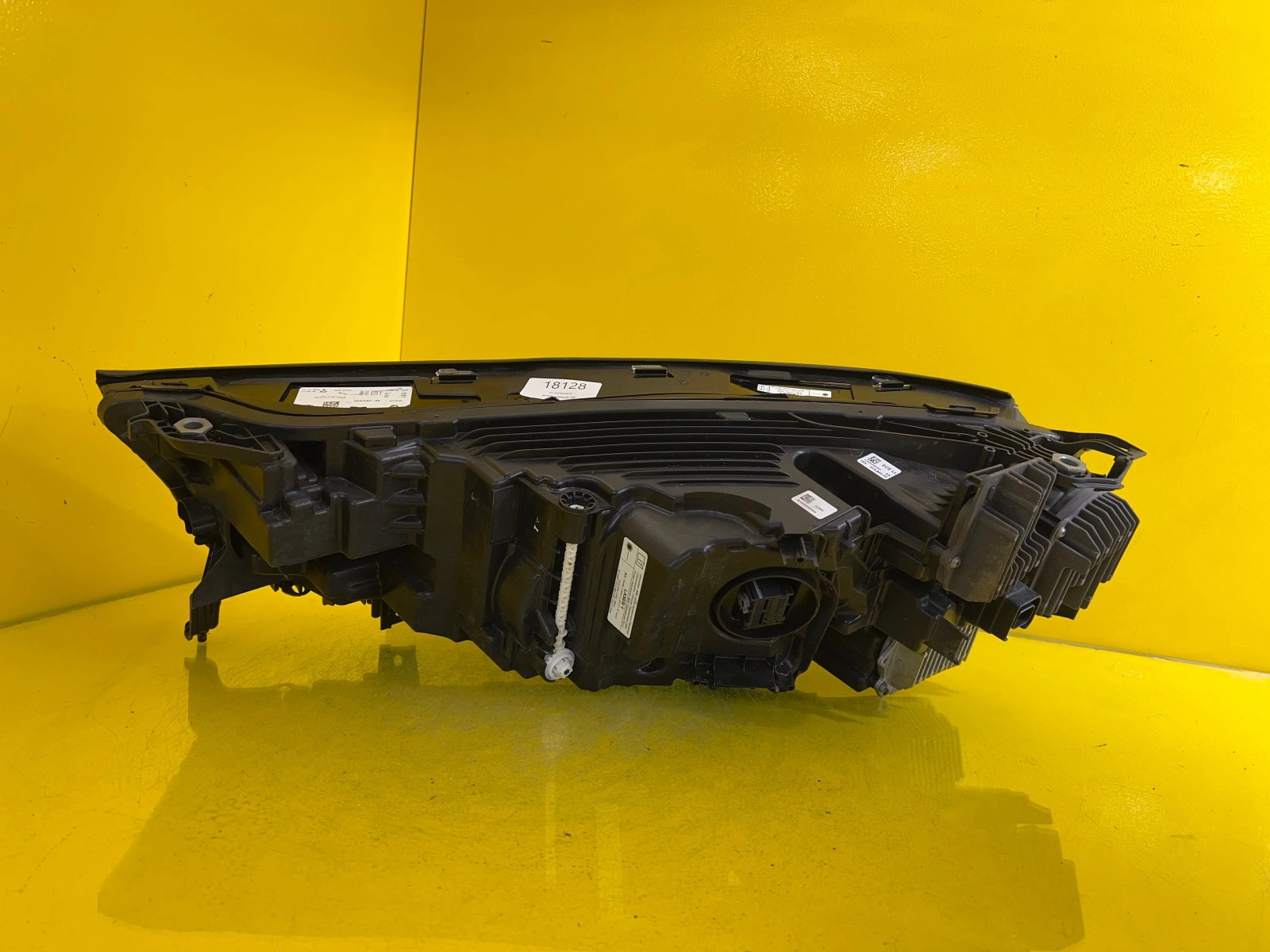 Reflektor LAMPA PRAWA BMW IX M60 LASER 5A3CEA2-04 2021- Autolamps 4 Reflektor LAMPA PRAWA BMW IX M60 LASER 5A3CEA2-04 2021-