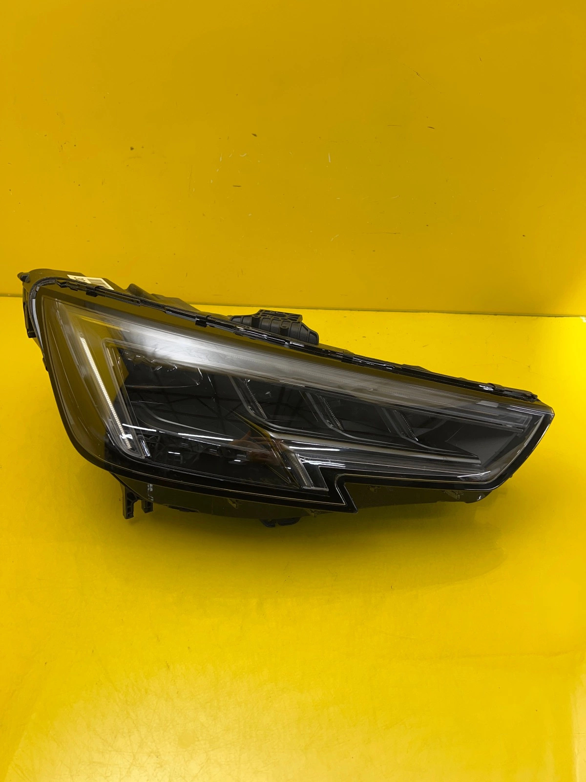 Reflektor Lampa Prawa Audi A4 B9 8W Matrix 8W0941036D Autolamps Reflektor Lampa Prawa Audi A4 B9 8W Matrix 8W0941036D