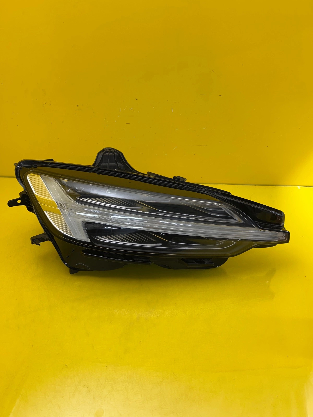 Reflektor Lampa Prawa Volvo S60 V60 Mid Led 32365342 Autolamps Reflektor Lampa Prawa Volvo S60 V60 Mid Led 32365342