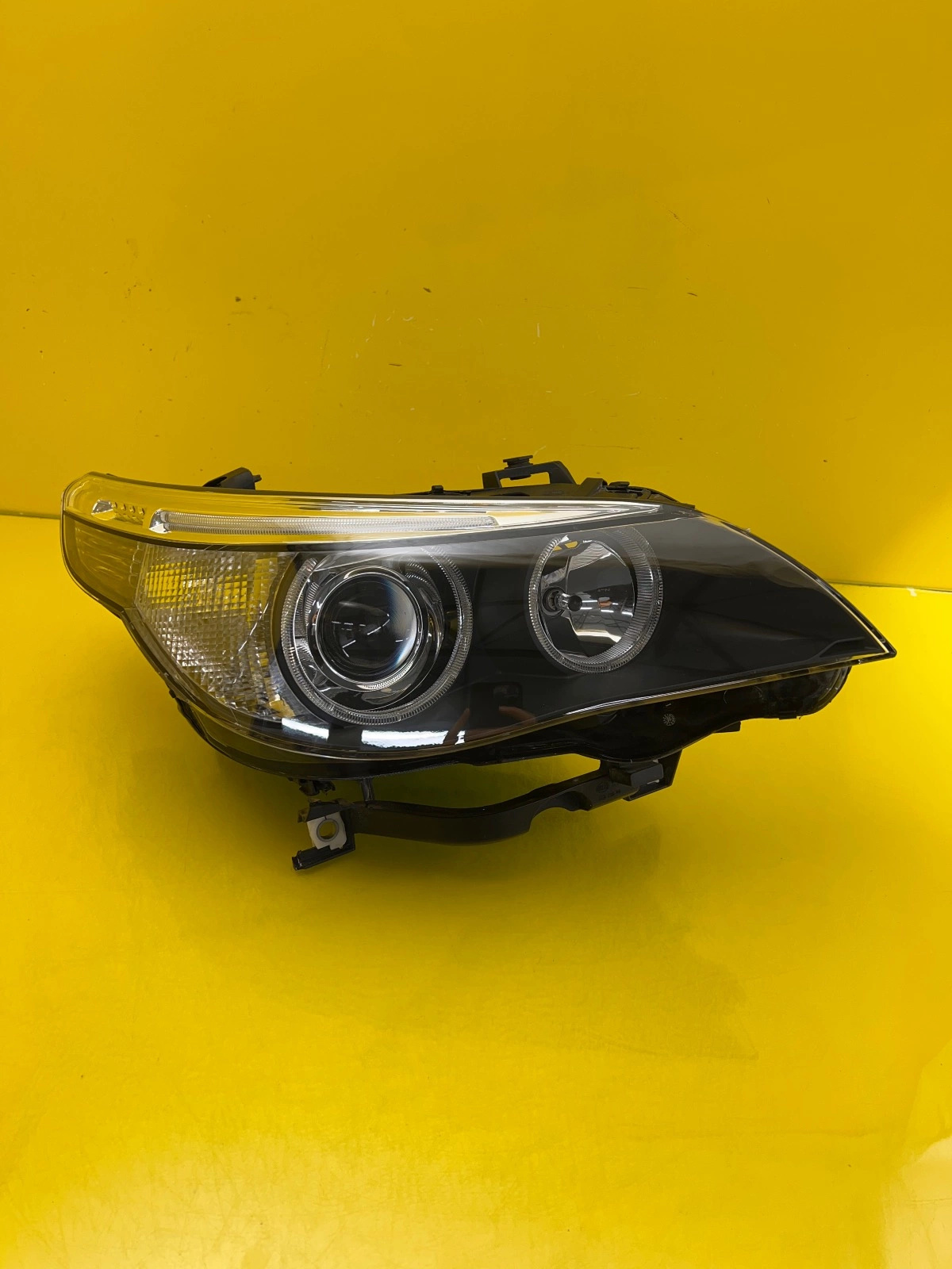 Reflektor Lampa Prawa BMW 5 E60 E61 03-06 Xenon Nieskrętna D2S Autolamps Reflektor Lampa Prawa BMW 5 E60 E61 03-06 Xenon Nieskrętna D2S
