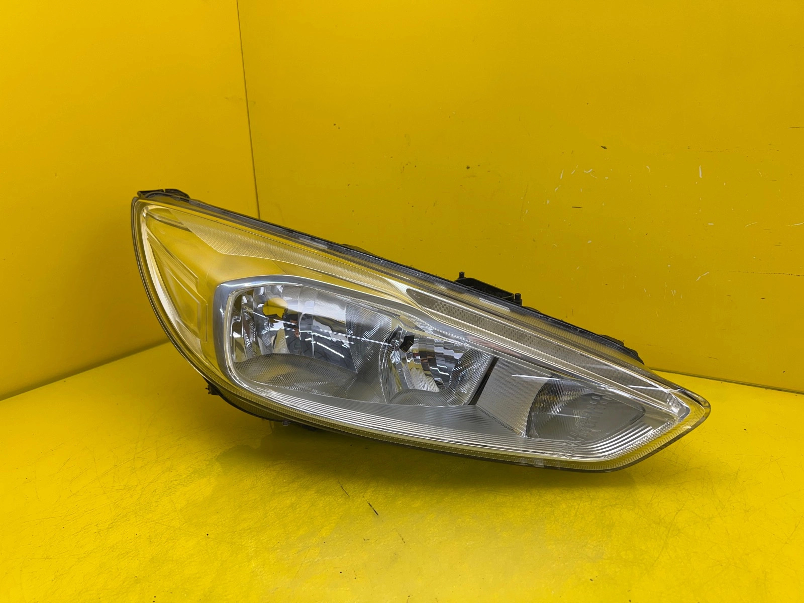 Reflektor Lampa Prawa Ford Focus MK3 III Lift Zwykła F1EB13W029AFA Autolamps Reflektor Lampa Prawa Ford Focus MK3 III Lift Zwykła F1EB13W029AFA