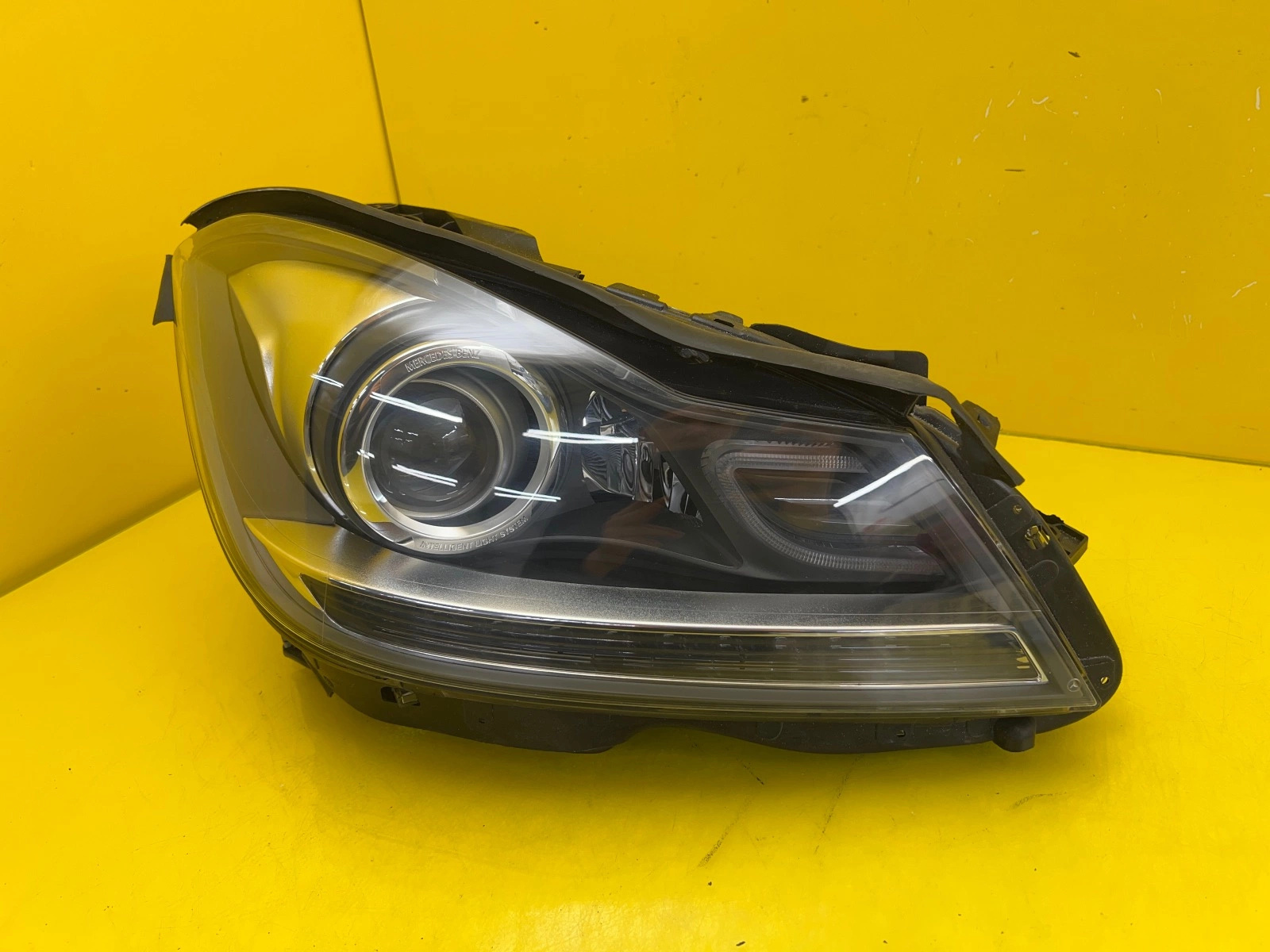 Reflektor Lampa Prawa Mercedes C-Klasa W204 Lift Bi-Xenon A2048203839 Autolamps Reflektor Lampa Prawa Mercedes C-Klasa W204 Lift Bi-Xenon A2048203839