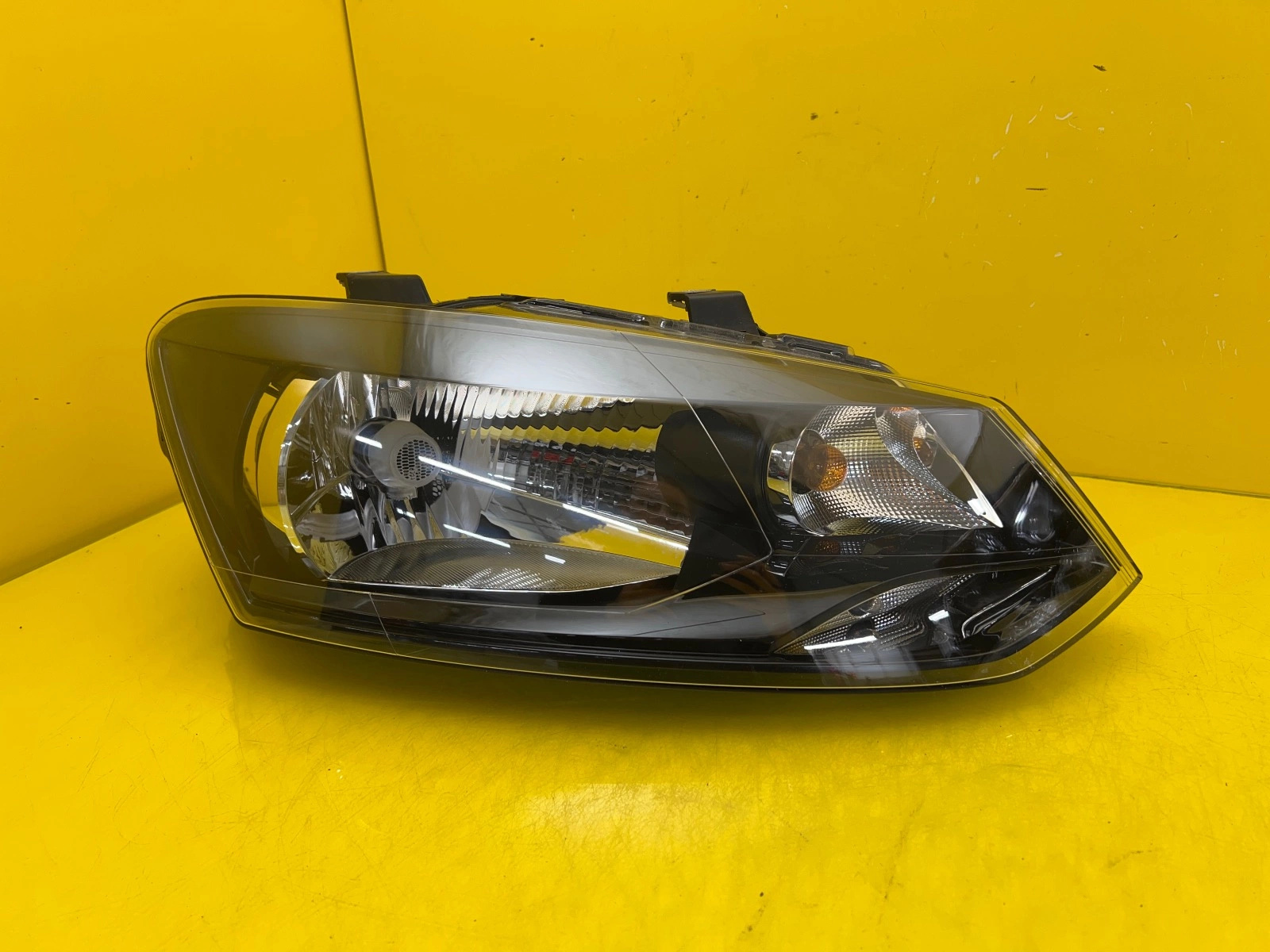 Reflektor Lampa Prawa Przednia VW Polo V 6R0 6R1941016E Autolamps Reflektor Lampa Prawa Przednia VW Polo V 6R0 6R1941016E