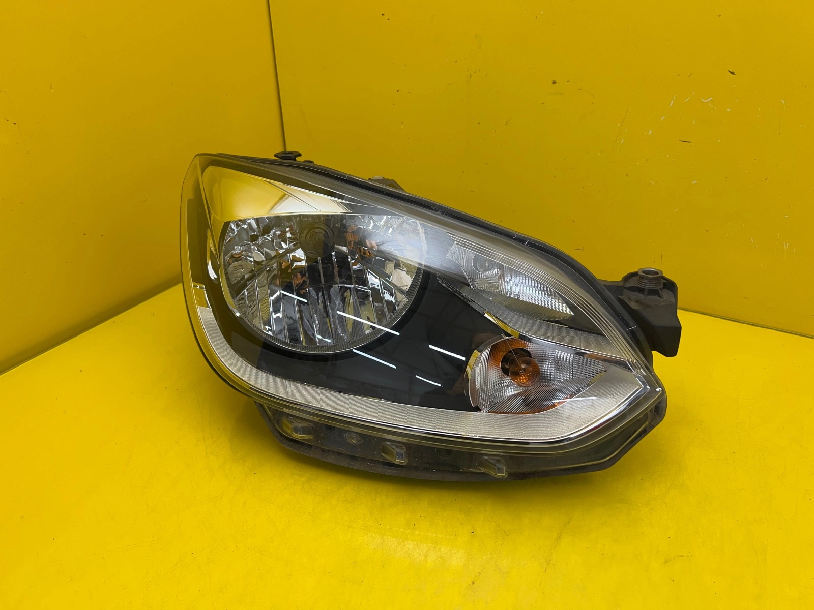 Reflektor Lampa Prawa Przód VW UP 1S1 11-16 Zwykła 1S1941016N Autolamps Reflektor Lampa Prawa Przód VW UP 1S1 11-16 Zwykła 1S1941016N