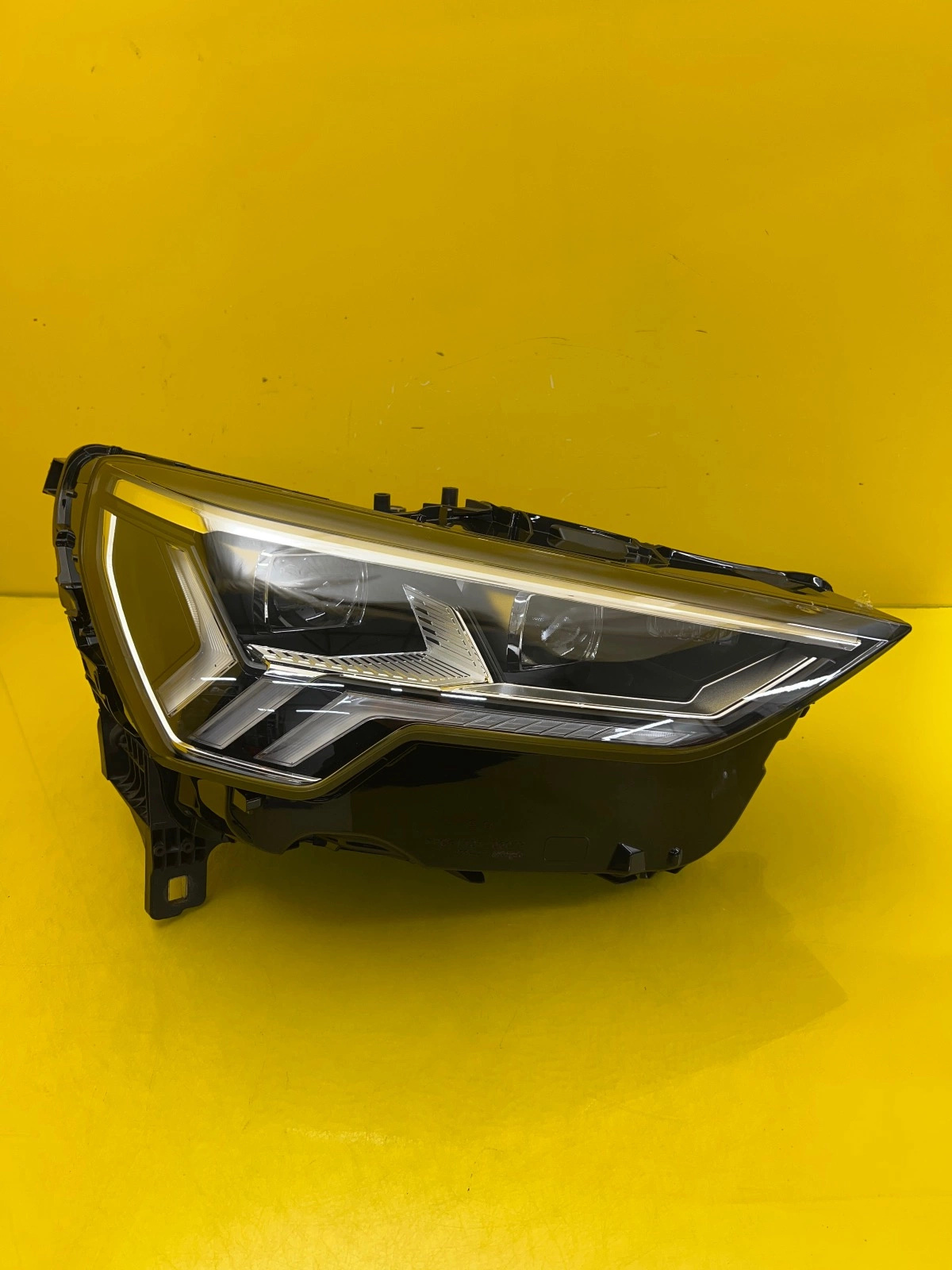 Reflektor Lampa Prawa Audi Q3 83A Full Led Matrix 83A941036 Autolamps Reflektor Lampa Prawa Audi Q3 83A Full Led Matrix 83A941036