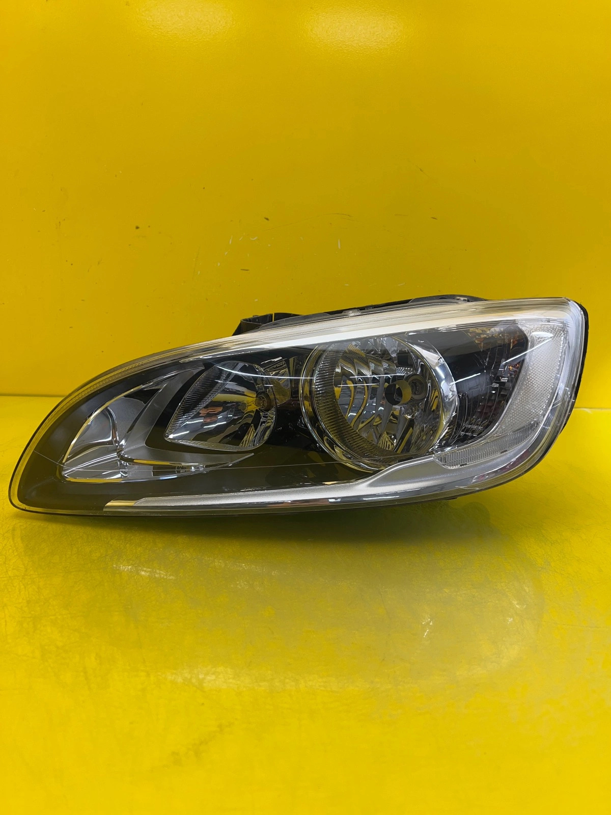 Reflektor Lampa Lewa Volvo S60 V60 Lift 13-17 Zwykła Autolamps Reflektor Lampa Lewa Volvo S60 V60 Lift 13-17 Zwykła