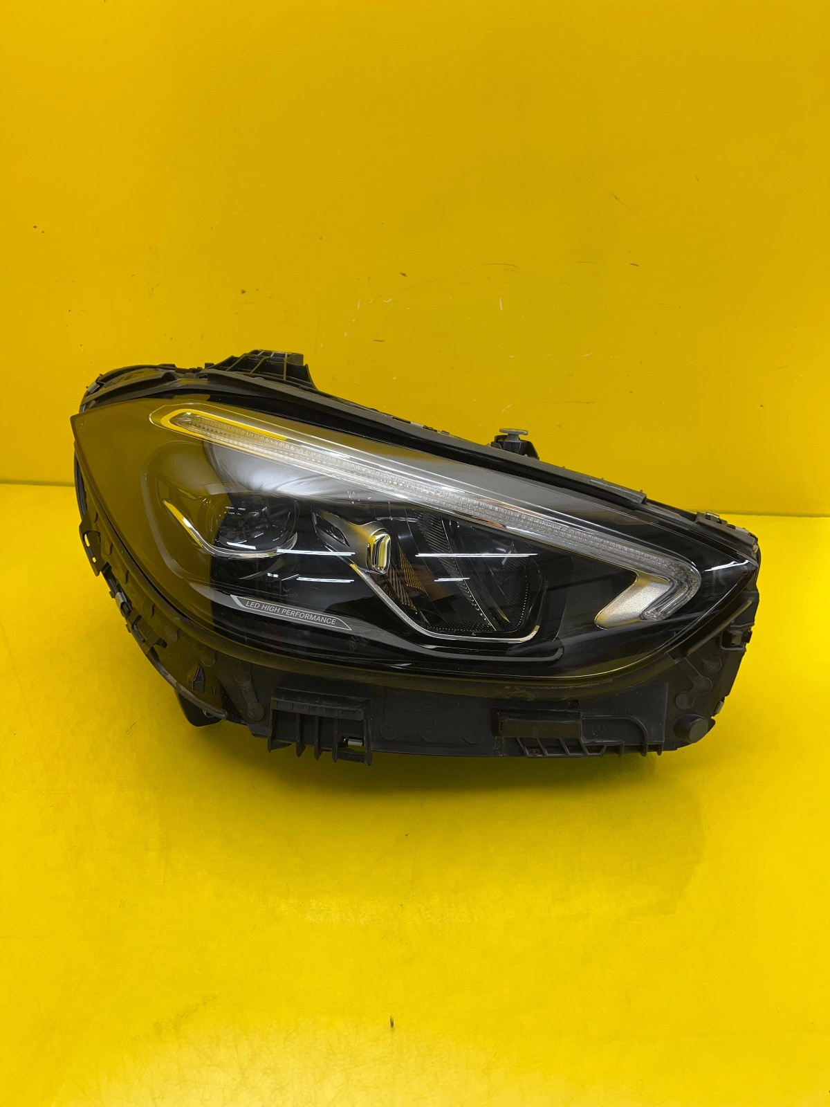 Reflektor Lampa Prawa Mercedes C-Klasa W206 Full Led High Performance A2069068204 Autolamps Reflektor Lampa Prawa Mercedes C-Klasa W206 Full Led High Performance A2069068204