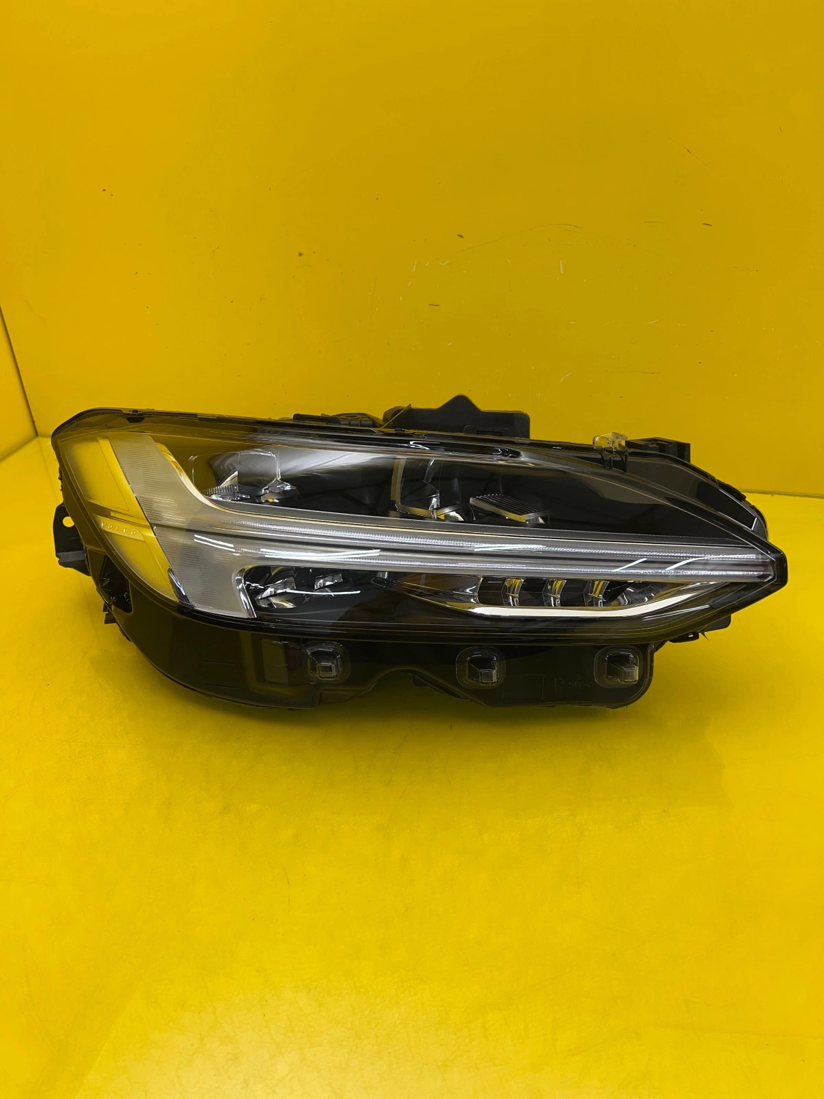 Reflektor Lampa Prawa Volvo SV90 S90 V90 Mid Led 32337683 Autolamps Reflektor Lampa Prawa Volvo SV90 S90 V90 Mid Led 32337683