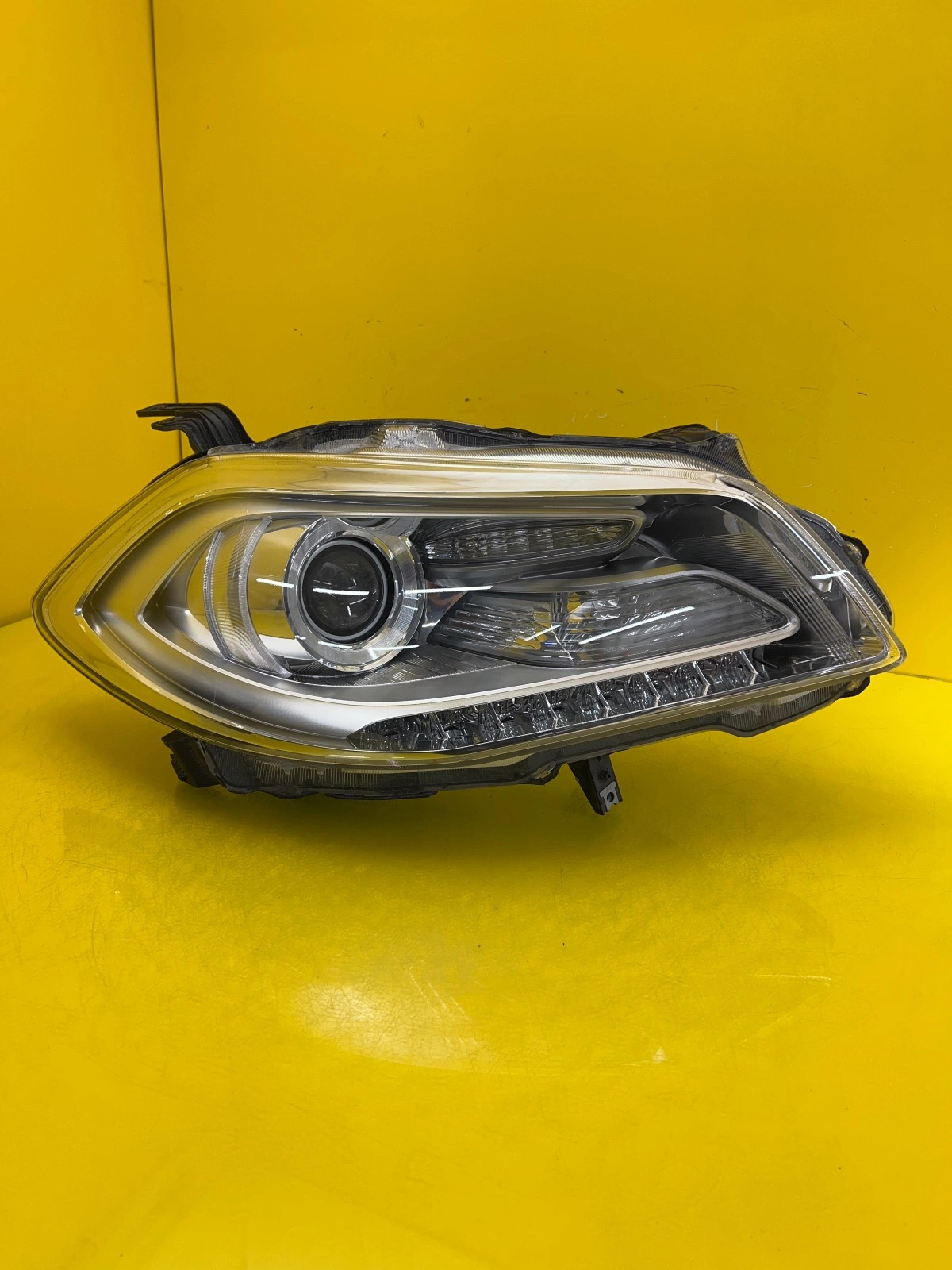 Reflektor Lampa Prawa Przednia Suzuki SX4 S-Cross Xenon Led 100-17735 13-16 Autolamps Reflektor Lampa Prawa Przednia Suzuki SX4 S-Cross Xenon Led 100-17735 13-16