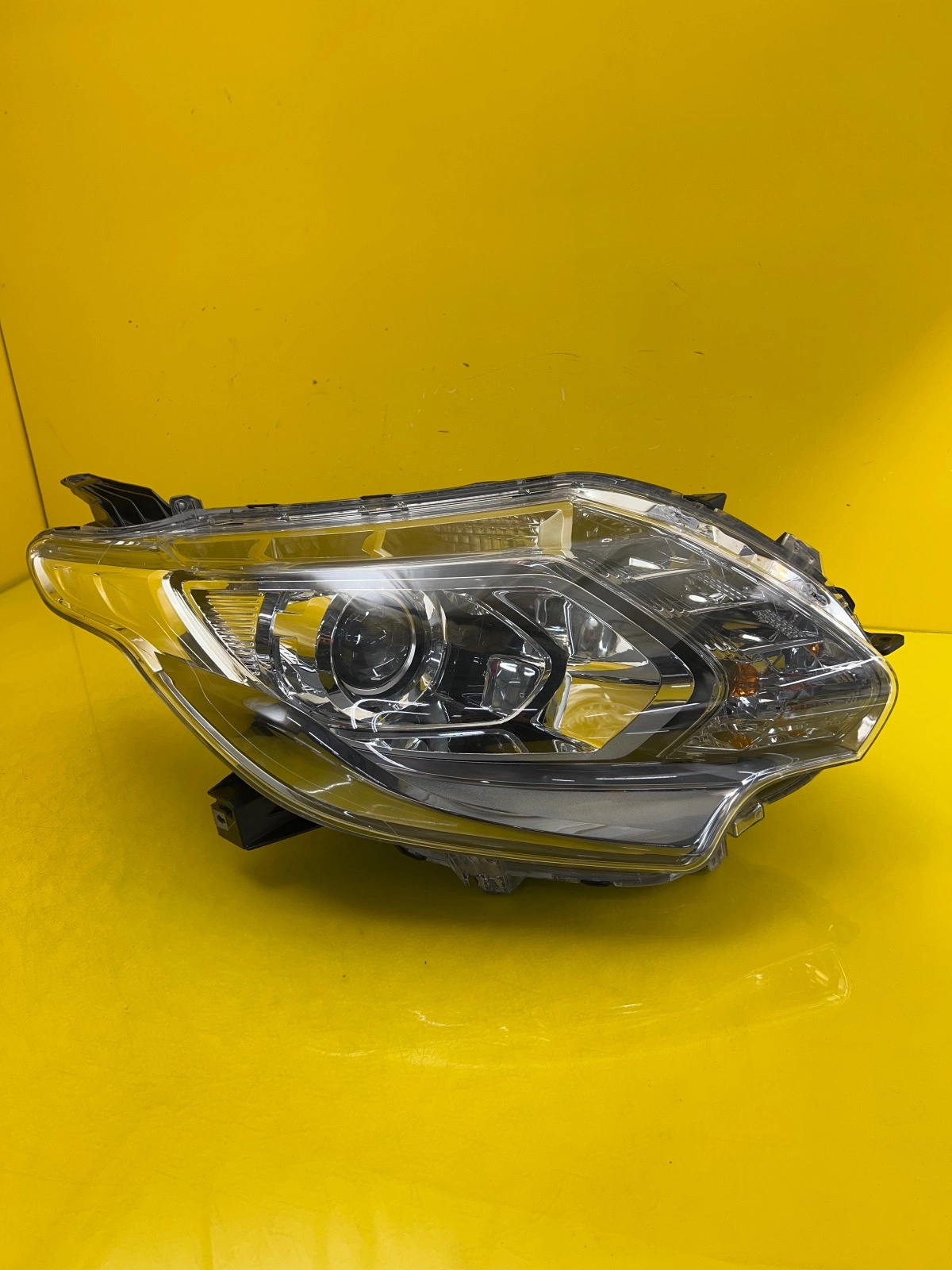 Reflektor Lampa Prawa Przód Mitsubishi L200 8301D156 Autolamps Reflektor Lampa Prawa Przód Mitsubishi L200 8301D156