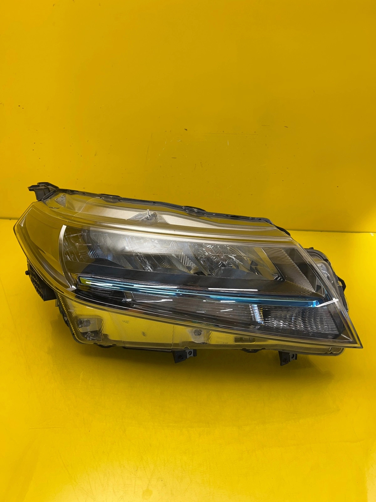 Reflektor Lampa Prawa Suzuki Vitara 3 III Lift Full Led 100-7R016 Autolamps Reflektor Lampa Prawa Suzuki Vitara 3 III Lift Full Led 100-7R016