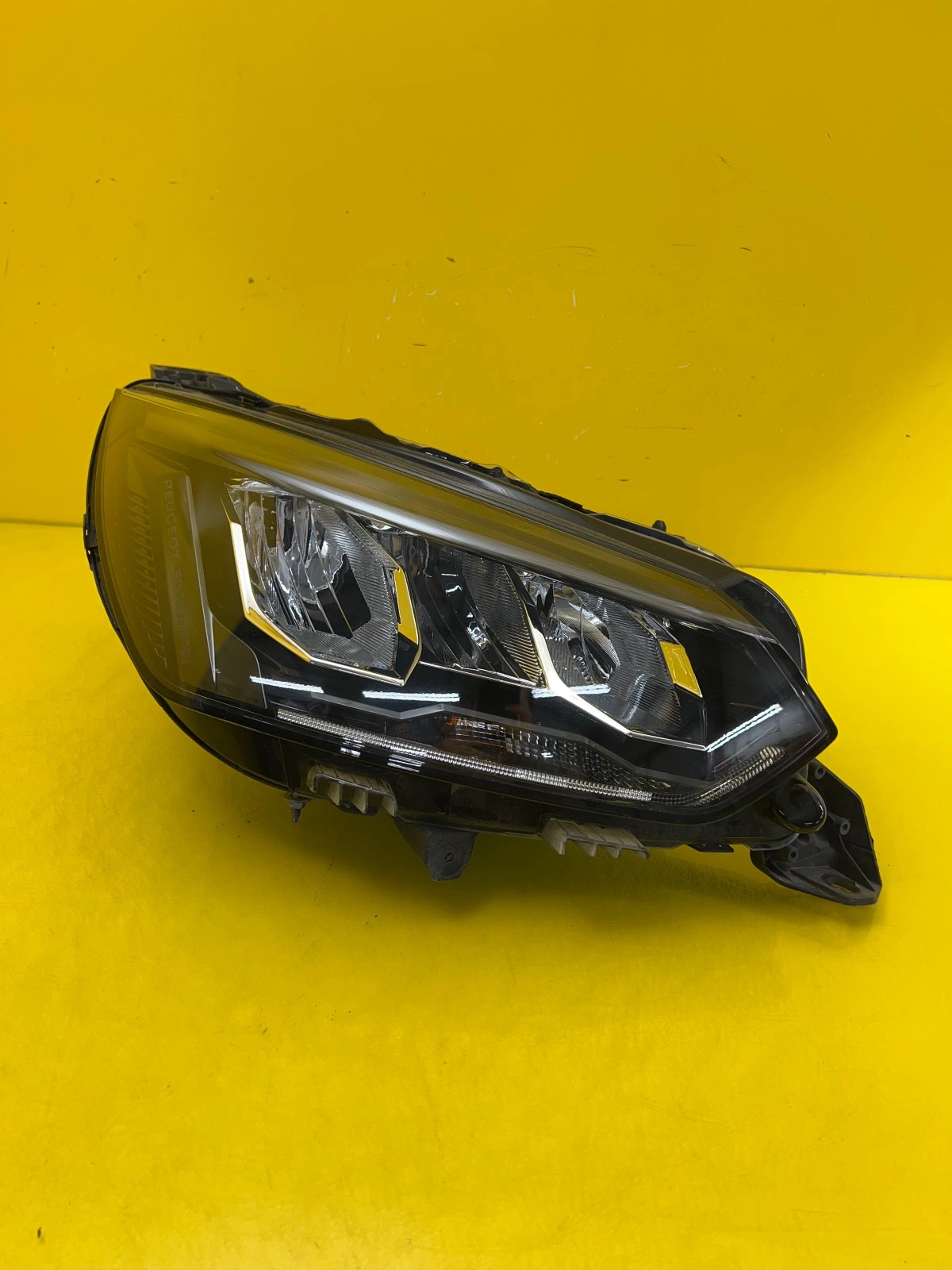 Reflektor Lampa Prawa Peugeot 2008 II 19- Led 9833036180 Autolamps Reflektor Lampa Prawa Peugeot 2008 II 19- Led 9833036180