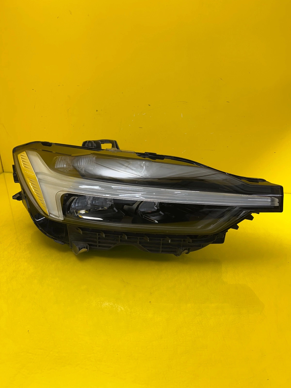 Reflektor Lampa Prawa Volvo XC60 II Lift 20- Mid Led 32337375 Autolamps Reflektor Lampa Prawa Volvo XC60 II Lift 20- Mid Led 32337375