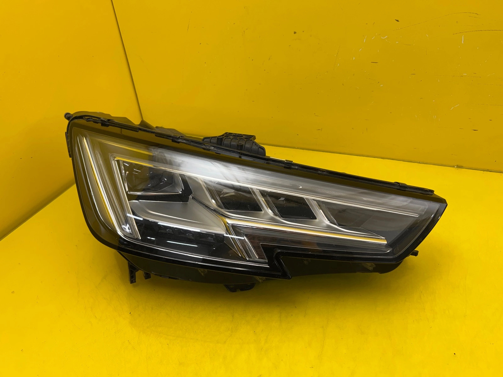 Reflektor Lampa Przód Prawa Audi A4 B9 8W 8W0941036 Matrix Autolamps Reflektor Lampa Przód Prawa Audi A4 B9 8W 8W0941036 Matrix