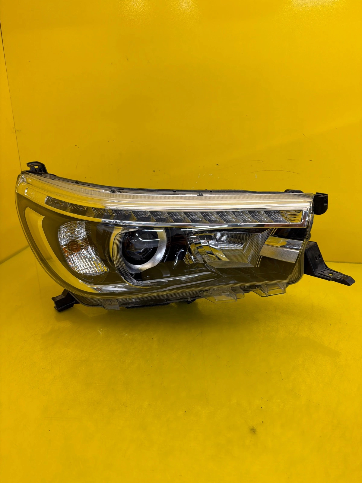 Reflektor Lampa Prawa Toyota Hilux VIII Full Led 16-21 Autolamps Reflektor Lampa Prawa Toyota Hilux VIII Full Led 16-21
