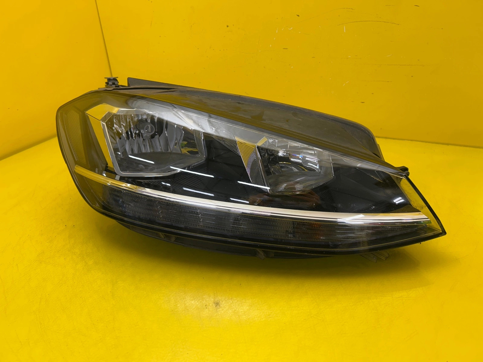 Reflektor Lampa Prawa VW Golf VII Lift 5G1941006D Zwykła Autolamps Reflektor Lampa Prawa VW Golf VII Lift 5G1941006D Zwykła