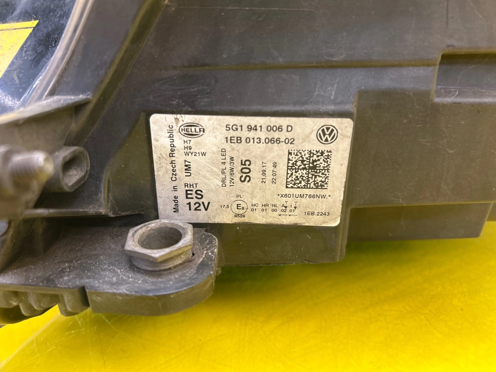 Reflektor Lampa Prawa VW Golf VII Lift 5G1941006D Zwykła Autolamps 2 Reflektor Lampa Prawa VW Golf VII Lift 5G1941006D Zwykła