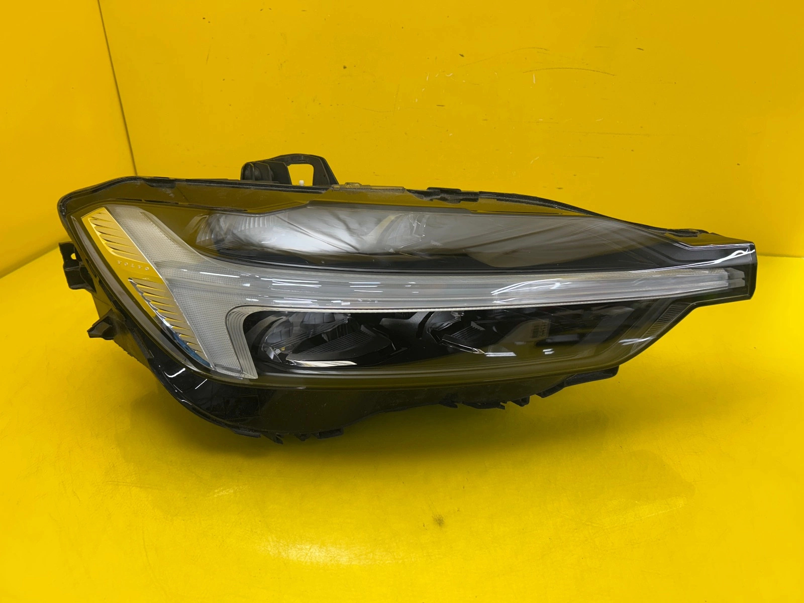 Reflektor Lampa Prawa Volvo XC60 II Lift 20- Mid Led 32404710 Autolamps Reflektor Lampa Prawa Volvo XC60 II Lift 20- Mid Led 32404710