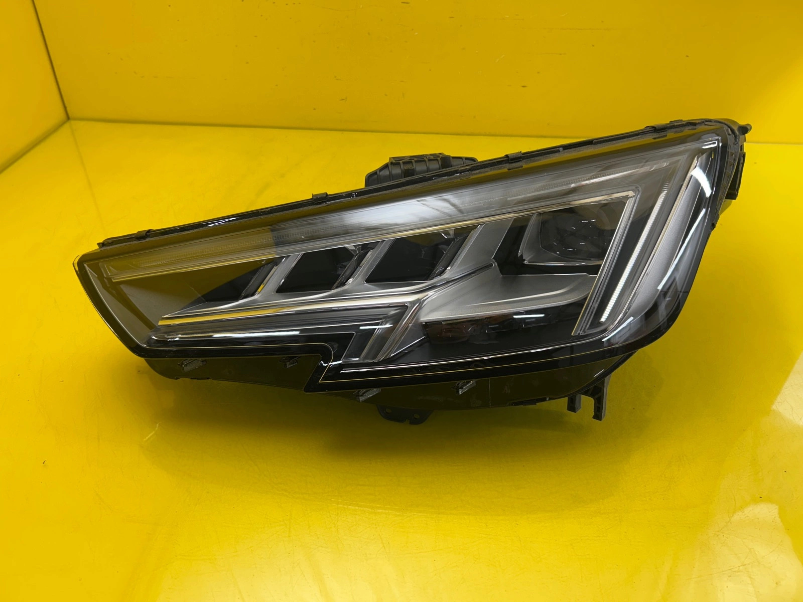 Reflektor Lampa Lewa Audi A4 B9 8W0 Matrix Led 8W0941035 Autolamps Reflektor Lampa Lewa Audi A4 B9 8W0 Matrix Led 8W0941035