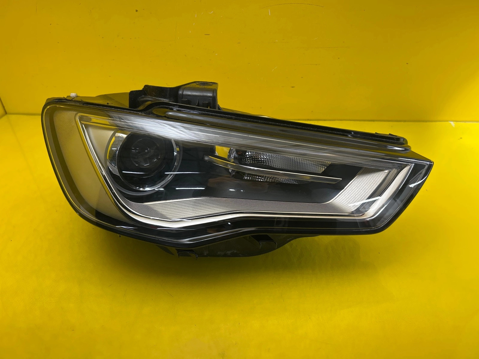 Reflektor Lampa Prawa Audi A3 8V 8V0 Bi-Xenon 8V0941006C Autolamps Reflektor Lampa Prawa Audi A3 8V 8V0 Bi-Xenon 8V0941006C