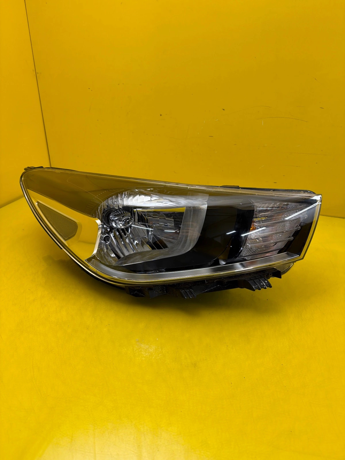 Reflektor Lampa Prawa Kia Rio 4 IV Zwykła Halogenowa 92102H8 Autolamps Reflektor Lampa Prawa Kia Rio 4 IV Zwykła Halogenowa 92102H8