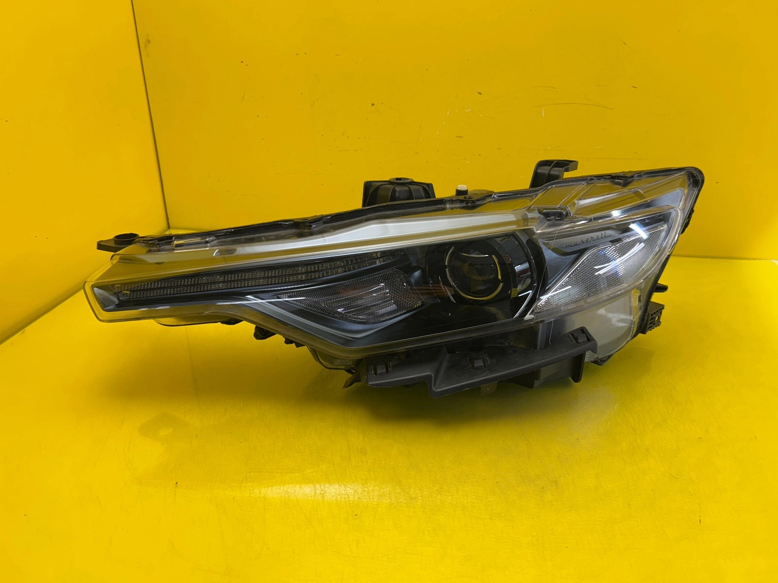 Reflektor Lampa Lewa Przód Maserati Levante Xenon Skrętny 670034641 Autolamps Reflektor Lampa Lewa Przód Maserati Levante Xenon Skrętny 670034641
