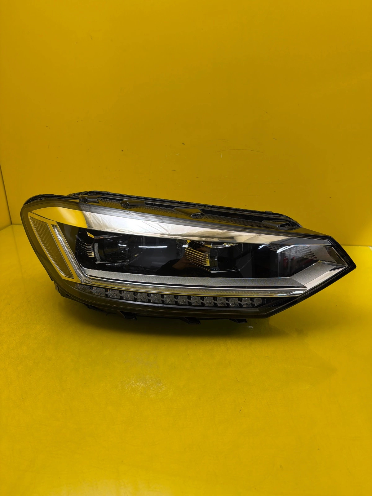 Reflektor Lampa Prawa Przód VW Touran 5TB Full Led 5TB941082B Autolamps Reflektor Lampa Prawa Przód VW Touran 5TB Full Led 5TB941082B