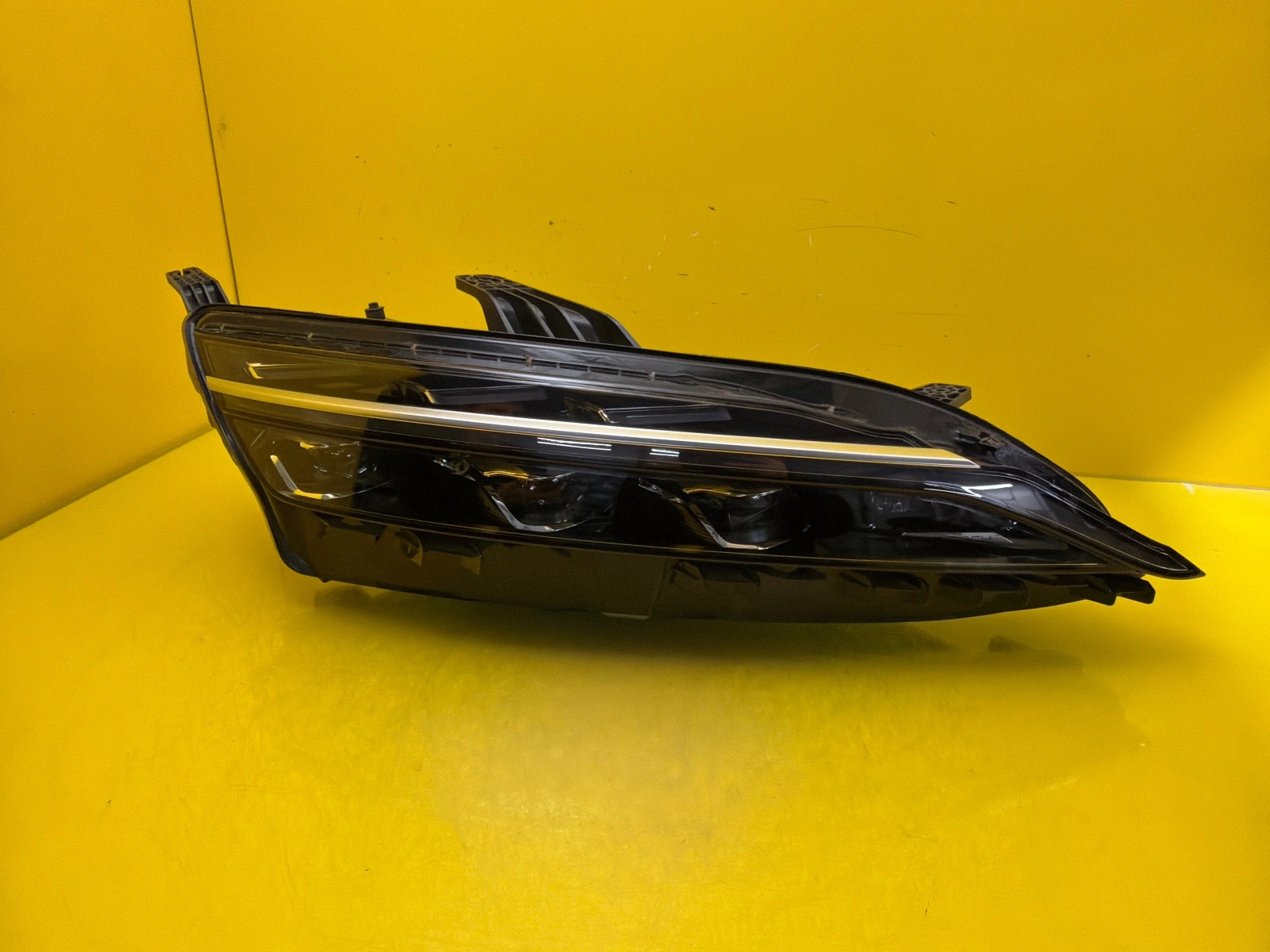 Reflektor Lampa Przednia Prawa BYD HAN Kompletna HCE-4121020F Autolamps Reflektor Lampa Przednia Prawa BYD HAN Kompletna HCE-4121020F