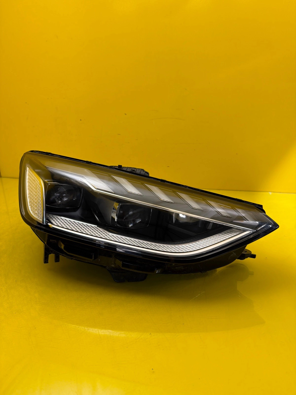 Reflektor Lampa Prawa Audi A4 B9 8W0 Full Led Matrix Lift 19- 8W0941036E Autolamps Reflektor Lampa Prawa Audi A4 B9 8W0 Full Led Matrix Lift 19- 8W0941036E