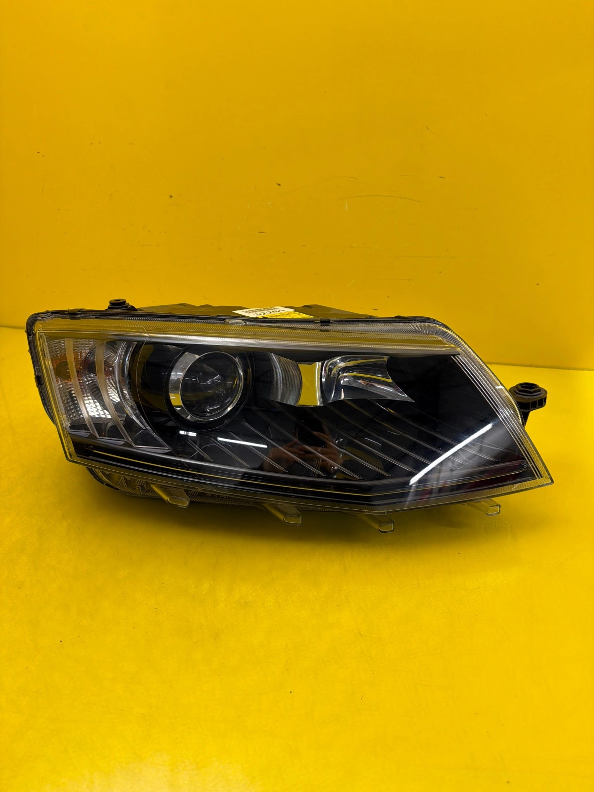 Reflektor Lampa Prawa Skoda Octavia 3 III Xenon 5E1941016B Autolamps Reflektor Lampa Prawa Skoda Octavia 3 III Xenon 5E1941016B