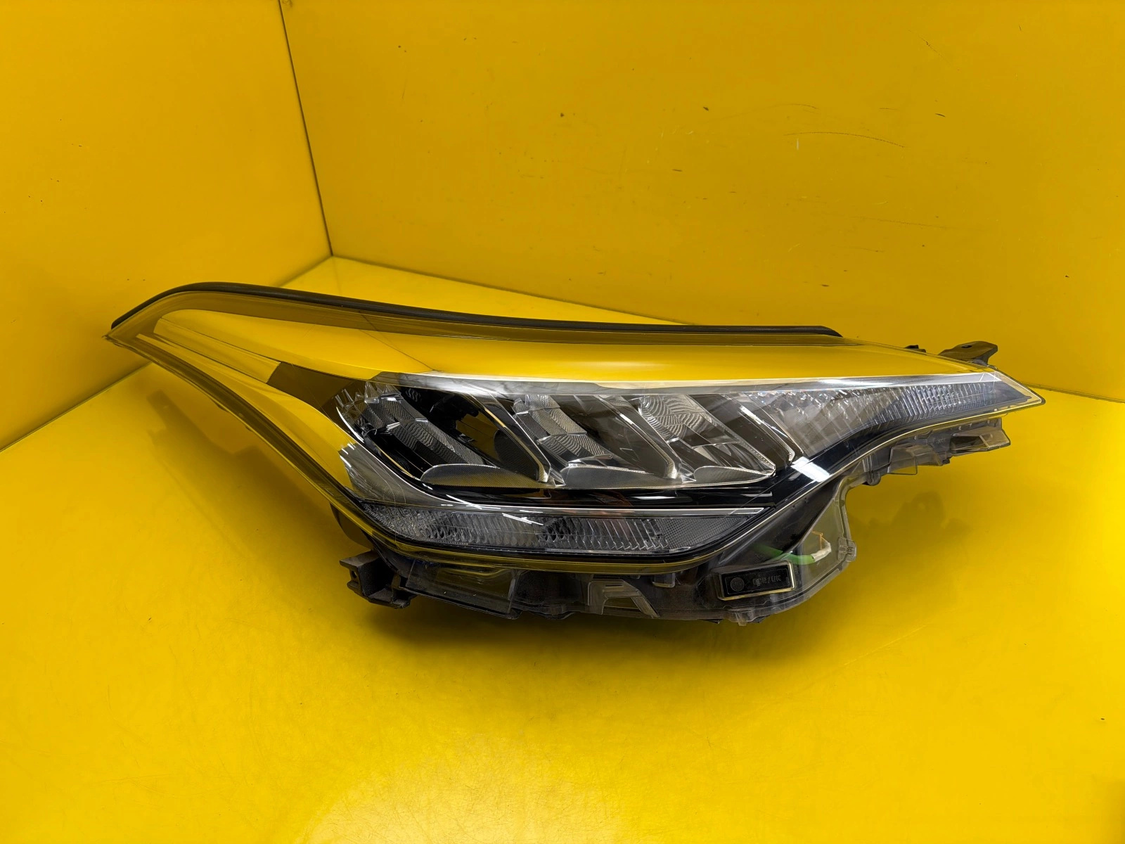 Reflektor Lampa Prawa Przód Toyota C-HR CHR FL Lift 19-23 Full Led 81110-F4180-00 Autolamps Reflektor Lampa Prawa Przód Toyota C-HR CHR FL Lift 19-23 Full Led 81110-F4180-00