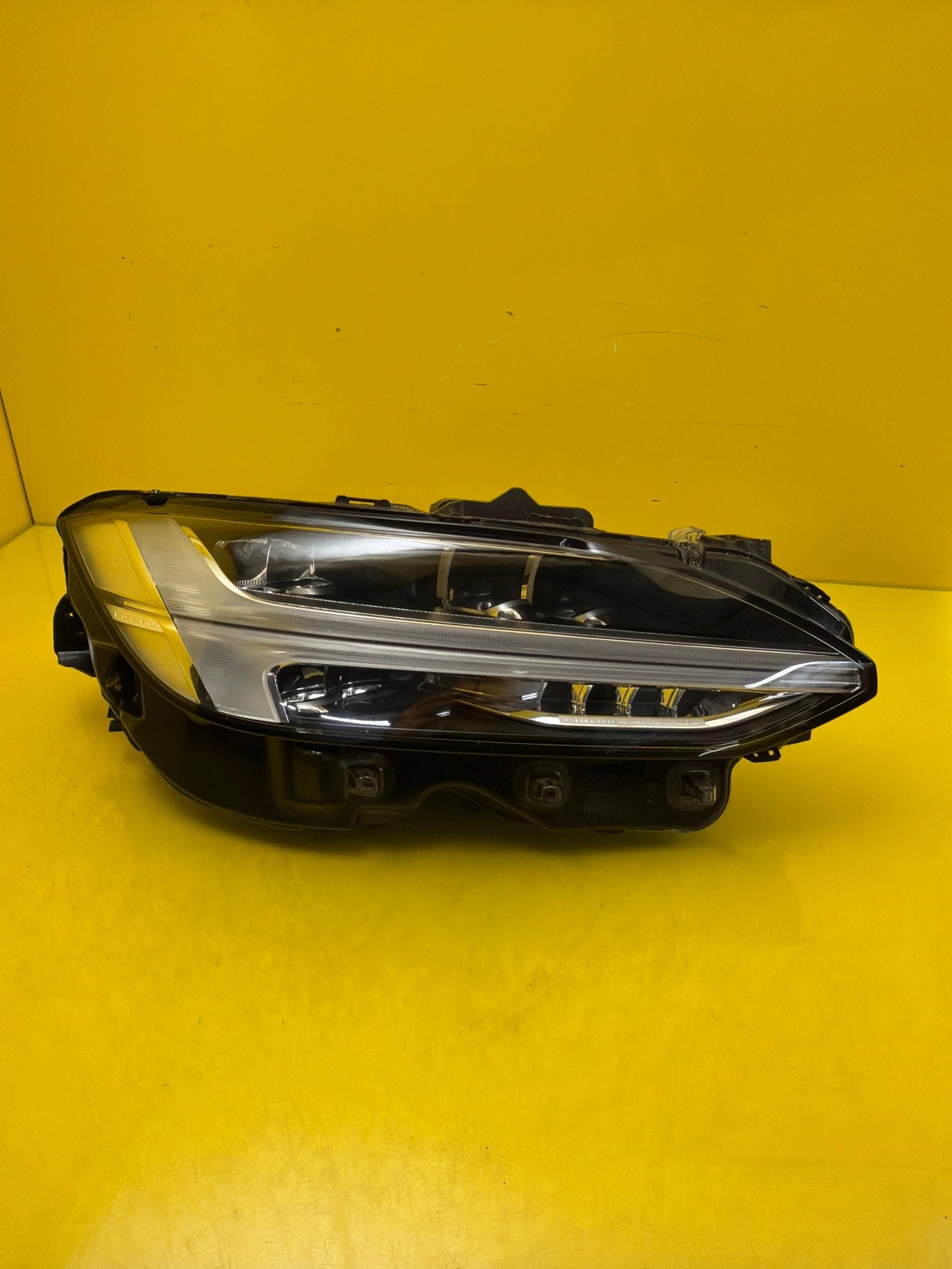 Reflektor Lampa Prawa Przednia Volvo V90 S90 LED 32228677 Autolamps Reflektor Lampa Prawa Przednia Volvo V90 S90 LED 32228677