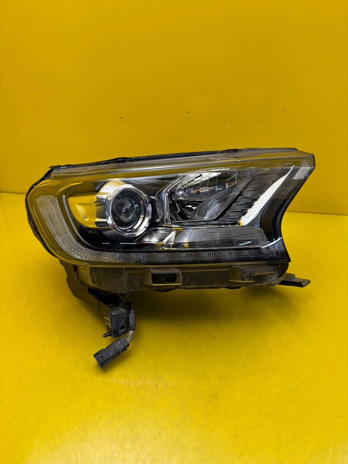 Reflektor Lampa Prawa Przednia Ford Ranger Raptor Xenon Autolamps Reflektor Lampa Prawa Przednia Ford Ranger Raptor Xenon